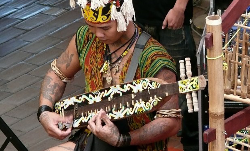 Sapeh-player-in-Kuala-Lampur-cred.-Fwbaker-at-en.wikipedia Sapeh-player-in-Kuala-Lampur-cred.-Fwbaker-at-en.wikipedia