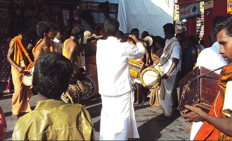 Tamil-music-at-temple-function-cred.-Wikiprem-CC-BY-SA-3.0