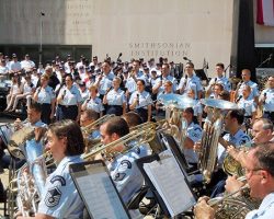 CM and Eric Whitacre Unite Thousands for Anthem’s 200th Classical Movements, Kennedy Center, the Smithsonian, Chorus America and the United States Air Force Band collaborate on the “Raise It Up! Anthem for America” concert, an exciting group-sing on the National Mall celebrating the bicentennial of “The Star-Spangled Banner,” featuring guest conductors Francisco Núñez and Eric Whitacre.